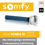Zdjęcie produktowe przedstawiające silnik do markiz marki Somfy model Sunea io Home Control przeznaczony do automatyzacji osłon przeciwsłonecznych. Centralną część grafiki zajmuje profesjonalny napęd rurowy w kolorze ciemnoniebieskim z charakterystyczną srebrną głowicą mechaniczną wyposażoną w otwory montażowe i czarne elementy konstrukcyjne. Urządzenie jest przedstawione pod kątem, z widocznym efektem lustrzanego odbicia na białym, czystym tle. W górnej części kompozycji po lewej stronie znajduje się duże, żółte pole z logotypem producenta Somfy, a po prawej stronie umieszczono dwie ikony: czerwoną ikonę fali radiowej oraz czarny kwadrat z białym oznaczeniem technologii io-homecontrol. Dolna sekcja obrazu zawiera czytelne panele informacyjne w kolorze żółtym i szarym. Żółty pasek zawiera biały napis Silnik SUNEA io Home Control, natomiast poniżej na ciemnoszarym tle znajdują się dwa hasła w języku polskim: Bez awaryjnego otwierania oraz Z wbudowaną CENTRALKĄ. Całość ma charakter promocyjno-techniczny i wyraźnie wskazuje na zaawansowane parametry sterowania radiowego oferowanego silnika do markiz.