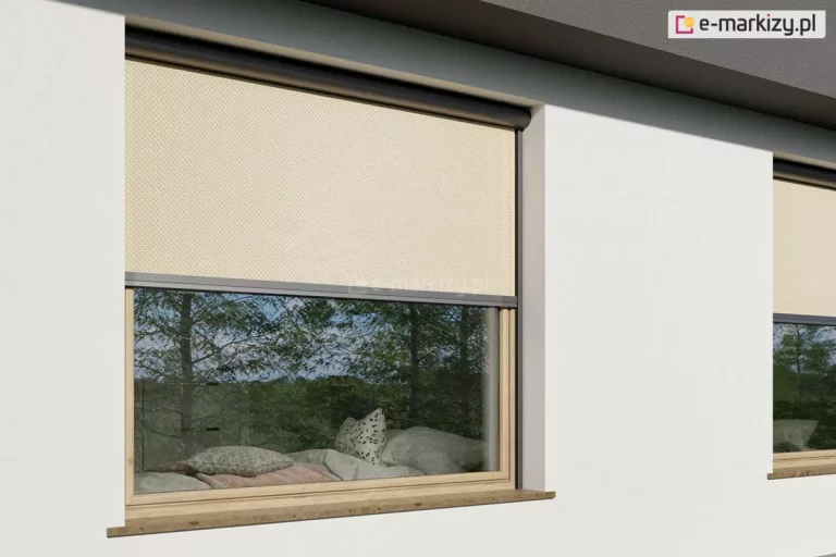 Nowoczesna fasada budynku mieszkalnego zbliżoną do stylu minimalistycznego, gdzie główną rolę pełni osłona okienna Refleksol 90 Selt z prowadnicami bocznymi. Tkanina screenowa w kolorze ciepłego beżu została częściowo opuszczona, zasłaniając górną część przeszklenia, co chroni wnętrze przed bezpośrednim nasłonecznieniem, a jednocześnie pozostawia dolną część szyby odkrytą. Dzięki temu uzyskano optymalny balans pomiędzy światłem dziennym a ochroną termiczną. Przez szybę widoczne jest przytulne wnętrze z szerokim parapetem pełniącym funkcję siedziska – z miękkimi poduszkami w pastelowych kolorach i tkaninach dekoracyjnych. Refleksol zamocowany jest w delikatnej, zaokrąglonej kasecie w kolorze antracytowym, tak, jak prowadnice, co podkreśla nowoczesny charakter okna. Tkanina ma subtelną, siatkową strukturę, która przepuszcza światło i pozwala na kontakt wzrokowy z otoczeniem przy zachowaniu prywatności.