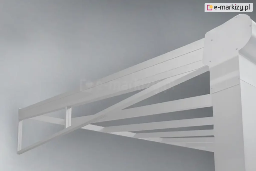 Wizualizacja przedstawia zbliżenie na narożny fragment aluminiowej konstrukcji zadaszenia tarasowego w kolorze białym, sfotografowany z dolnej perspektywy na tle jednolitego, szarego tła. Na pierwszym planie widoczny jest pionowy, masywny słup wsporczy połączony z poprzeczną maskownicą rynny oraz systemem równolegle układających się krokwi dachowych, tworzących szkielet pod zadaszenie. Pod skrajną, ukośną belką dachu zamontowano trójkątny profil boczny, pełniący funkcję ramy dla klina szklanego. Rama tego elementu jest idealnie dopasowana kolorystycznie do reszty białej konstrukcji i została przedzielona jednym pionowym słupkiem wzmacniającym na dwie sekcje, które przygotowano pod montaż przezroczystych paneli ze szkła.