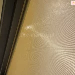 Zbliżenie tkaniny refleksola w kolorze kremowym, która przepuszcza około 5 procent promieniowania słonecznego, zapewniając jednocześnie cień i ochronę przed słońcem oraz odpowiednią ilość światła.