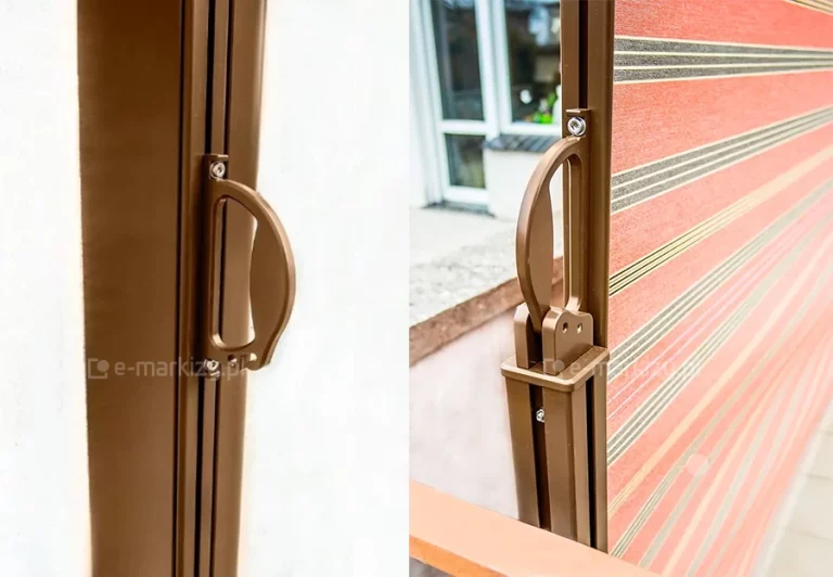 Dwa ujęcia uchwytu do mocowania tkaniny. Po lewej uchwyt widoczny przy zamkniętej kasecie w kolorze brązowym. Po prawej uchwyt zamocowany do belki przedniej z tkanina w czerwone, brązowe i białe pasy, umieszczony w zaczepie słupka do podłoża twardego w kolorze brązowym.