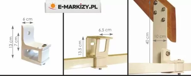 Zdjęcie przedstawia infografikę podzieloną na trzy pionowe panele, prezentującą wymiary i sposoby instalacji różnych elementów montażowych dla systemów osłonowych. Całość utrzymana jest w jasnej kolorystyce na białym tle. W lewym panelu znajduje się zdjęcie białego, aluminiowego wspornika ściennego. Naniesiono na nie szare strzałki wymiarowe, które wskazują, że całkowita wysokość elementu wynosi 13 cm, wysokość samej stopy montażowej to 7 cm, a szerokość górnej części uchwytu wynosi 6 cm. Wspornik ma charakterystyczny kształt litery L z gniazdem na belkę kwadratową w dolnej części. Środkowy panel prezentuje uchwyt sufitowy zamontowany na fragmencie jasnej belki nośnej. Na tym ujęciu zaznaczono wysokość wspornika wynoszącą 13,5 cm oraz jego szerokość górną wynoszącą 6,5 cm. Konstrukcja uchwytu obejmuje belkę od góry, co pozwala na montaż markizy do stropu. Prawy panel pokazuje zastosowanie elementu, którym jest uchwyt krokwiowy do markiz MOL. Widoczny jest długi, pionowy płaskownik o wysokości 40 cm i szerokości 10 cm, który jest przykręcony czterema śrubami do boku drewnianej krokwi dachowej. Do dolnej części tego płaskownika przytwierdzony jest standardowy wspornik ścienny, w którym osadzona jest pozioma belka konstrukcyjna markizy. Wszystkie trzy zdjęcia szczegółowo dokumentują parametry techniczne i wszechstronność systemu montażowego, umożliwiającego instalację markizy w różnych warunkach architektonicznych.