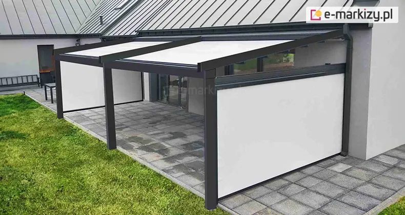 Pergola Square Mol z podwójnym dachem przymocowana do ściany pod rynną w domku o skośnym dachu z blachy w kolorze szarym postawiona na trawie tuż poza obrysem tarasu z kostki betonowej. Pergola w kolorze antracytowym z białą tkaniną wyposażona została w dwie boczne osłony refleksol ZIP MOL - ZIP L Zip U z tkaniną dopasowaną do kolorystyki dachu. Obok tarasu zadbany trawnik.
