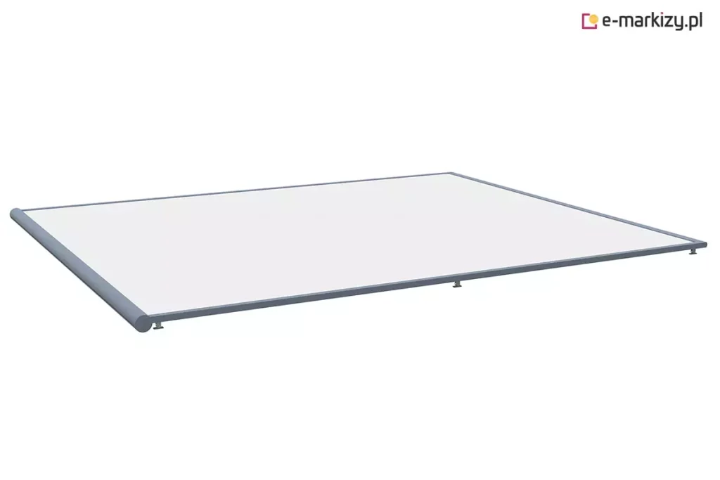 Wizualizacja produktowa przedstawia system zadaszenia tkaninowego typu Veranda V Ziiip marki Selt, zaprojektowany do montażu na konstrukcjach pergoli lub ogrodów zimowych. Produkt składa się z aluminiowej kasety o obłym kształcie, w której ukryty jest wał nawojowy z tkaniną, oraz z bocznych prowadnic zintegrowanych z systemem zamka błyskawicznego (ZIP). Tkanina w kolorze białym jest w pełni napięta i szczelnie połączona z prowadnicami, co eliminuje prześwity boczne i zwiększa odporność systemu na podmuchy wiatru. Cała konstrukcja nośna, w tym kaseta, prowadnice oraz belka frontowa, wykonana jest z aluminium lakierowanego proszkowo na kolor szary (antracytowy). System jest wsparty na niskich stopach montażowych, które umożliwiają dystansowanie zadaszenia od płaszczyzny dachu lub ramy pergoli. Widoczny profil boczny podkreśla nowoczesną, niskoprofilową budowę urządzenia, która zapewnia minimalistyczny wygląd przy zachowaniu wysokiej funkcjonalności przeciwsłonecznej.