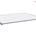 Wizualizacja produktowa przedstawia system zadaszenia tkaninowego typu Veranda V Ziiip marki Selt, zaprojektowany do montażu na konstrukcjach pergoli lub ogrodów zimowych. Produkt składa się z aluminiowej kasety o obłym kształcie, w której ukryty jest wał nawojowy z tkaniną, oraz z bocznych prowadnic zintegrowanych z systemem zamka błyskawicznego (ZIP). Tkanina w kolorze białym jest w pełni napięta i szczelnie połączona z prowadnicami, co eliminuje prześwity boczne i zwiększa odporność systemu na podmuchy wiatru. Cała konstrukcja nośna, w tym kaseta, prowadnice oraz belka frontowa, wykonana jest z aluminium lakierowanego proszkowo na kolor szary (antracytowy). System jest wsparty na niskich stopach montażowych, które umożliwiają dystansowanie zadaszenia od płaszczyzny dachu lub ramy pergoli. Widoczny profil boczny podkreśla nowoczesną, niskoprofilową budowę urządzenia, która zapewnia minimalistyczny wygląd przy zachowaniu wysokiej funkcjonalności przeciwsłonecznej.
