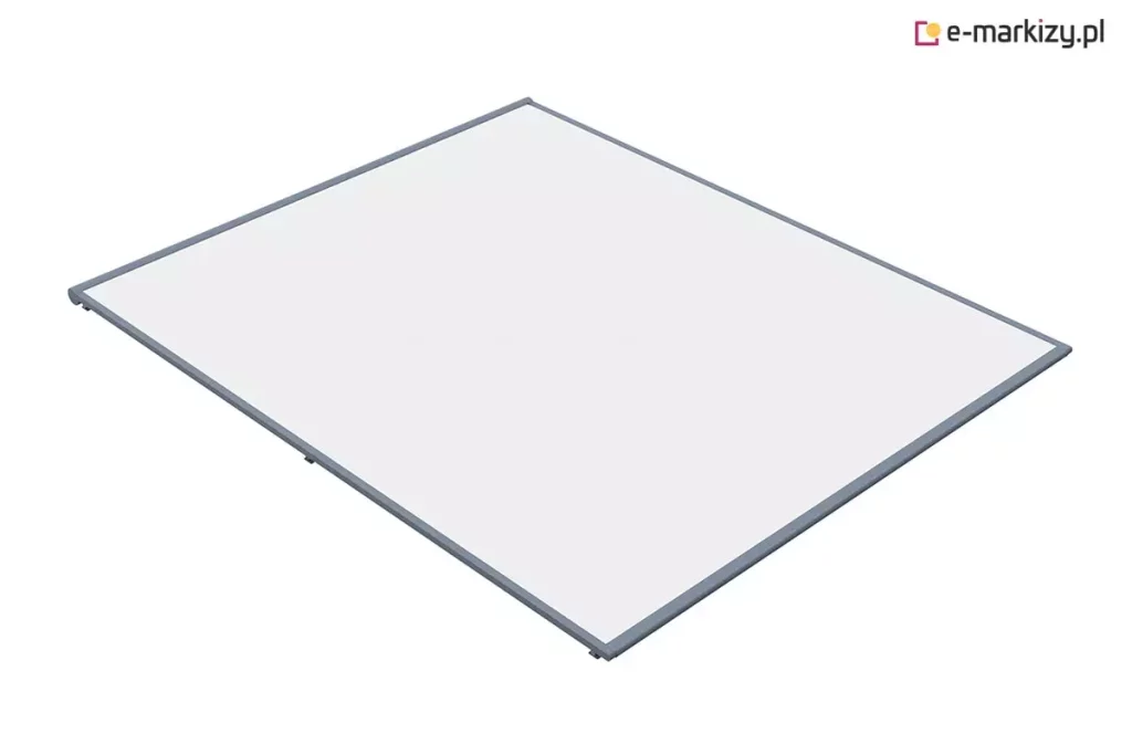 Wizualizacja produktowa przedstawia system zadaszenia tkaninowego Veranda V Ziiip marki Selt, zaprezentowany w pełnym rozwinięciu pod kątem. Konstrukcja składa się z napiętego poszycia w kolorze białym, osadzonego w ramie wykonanej z profili aluminiowych lakierowanych na kolor ciemnoszary (antracytowy). Po lewej stronie widoczna jest kompaktowa, obła kaseta osłonowa, z której wyprowadzona jest tkanina oraz boczne prowadnice. System wyposażony jest w technologię zamka błyskawicznego (Ziiip), która trwale łączy krawędzie materiału z prowadnicami, zapewniając idealne napięcie płaszczyzny i eliminując boczne prześwity. Pod prowadnicami rozmieszczone są dyskretne stopy montażowe, które dystansują całe zadaszenie od powierzchni, na której jest instalowane. Całość charakteryzuje się nowoczesnym, minimalistycznym designem i jest przeznaczona do montażu na istniejących konstrukcjach pergoli lub ogrodów zimowych.