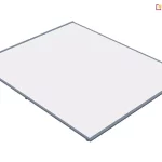 Wizualizacja produktowa przedstawia system zadaszenia tkaninowego Veranda V Ziiip marki Selt, zaprezentowany w pełnym rozwinięciu pod kątem. Konstrukcja składa się z napiętego poszycia w kolorze białym, osadzonego w ramie wykonanej z profili aluminiowych lakierowanych na kolor ciemnoszary (antracytowy). Po lewej stronie widoczna jest kompaktowa, obła kaseta osłonowa, z której wyprowadzona jest tkanina oraz boczne prowadnice. System wyposażony jest w technologię zamka błyskawicznego (Ziiip), która trwale łączy krawędzie materiału z prowadnicami, zapewniając idealne napięcie płaszczyzny i eliminując boczne prześwity. Pod prowadnicami rozmieszczone są dyskretne stopy montażowe, które dystansują całe zadaszenie od powierzchni, na której jest instalowane. Całość charakteryzuje się nowoczesnym, minimalistycznym designem i jest przeznaczona do montażu na istniejących konstrukcjach pergoli lub ogrodów zimowych.