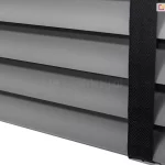 Żaluzja aluminiowa z lamelami 50 mm w kolorze szarym o matowym wykończeniu, której elegancję podkreśla drabinka taśmowa w kolorze czarnym.