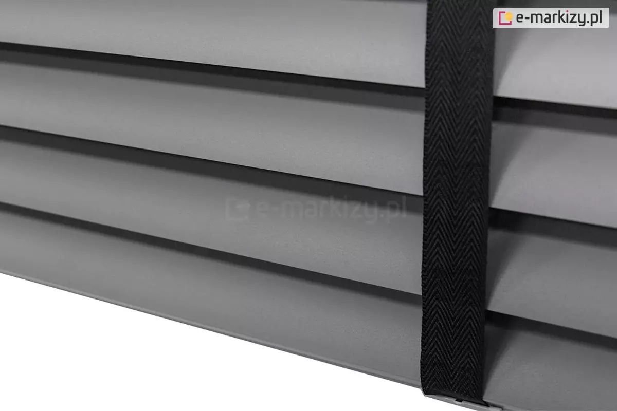 Żaluzja aluminiowa z lamelami 50 mm w kolorze szarym o matowym wykończeniu, której elegancję podkreśla drabinka taśmowa w kolorze czarnym.