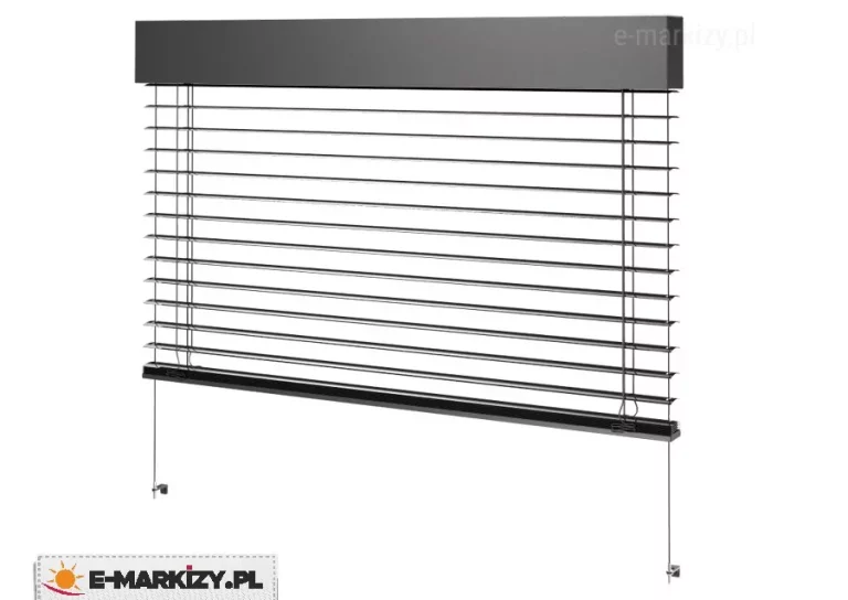 Render produktowy przedstawiający żaluzję fasadową model C50 w kolorze antracytowym lub ciemnoszarym na białym tle. System składa się z szerokiej, prostokątnej kasety osłonowej w górnej części, pod którą znajduje się pancerz z poziomych lameli aluminiowych o szerokości 50 mm. Lamele są zamocowane na czarnych drabinkach tekstylnych, a ich stabilizację boczną zapewniają cienkie prowadnice linkowe wykonane ze stali nierdzewnej. Żaluzja jest częściowo rozwinięta, z widoczną w dolnej części listwą obciążającą. Prowadnice linkowe są zakończone u dołu metalowymi uchwytami napinającymi, przeznaczonymi do montażu ściennego lub ramowego. Całość konstrukcji charakteryzuje się nowoczesnym, minimalistycznym designem i matowym wykończeniem powierzchni.