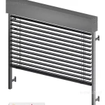 Produktowa wizualizacja żaluzji fasadowej C80 w systemie Cube Aluprof, przedstawiona w ujęciu izometrycznym na białym tle. Głównym elementem konstrukcyjnym jest aluminiowa kaseta osłonowa o surowym, prostokątnym profilu i kanciastych krawędziach, wykończona w kolorze ciemnego antracytu. Pod kasetą zamocowany jest pancerz składający się z poziomych lameli o szerokości 80 mm, które są gęsto rozmieszczone na systemie czarnych drabinek tekstylnych. Całość stabilizują pionowe prowadnice boczne o kwadratowym przekroju, wyposażone w metalowe wsporniki dystansowe przeznaczone do montażu natynkowego. Dolna część żaluzji zakończona jest dopasowaną kolorystycznie, sztywną listwą obciążającą. Konstrukcja charakteryzuje się nowoczesnym, geometrycznym designem, dedykowanym do budynków o minimalistycznej architekturze.