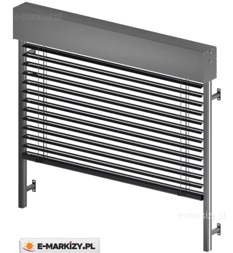 Produktowa wizualizacja żaluzji fasadowej C80 w systemie Cube Aluprof, przedstawiona w ujęciu izometrycznym na białym tle. Głównym elementem konstrukcyjnym jest aluminiowa kaseta osłonowa o surowym, prostokątnym profilu i kanciastych krawędziach, wykończona w kolorze ciemnego antracytu. Pod kasetą zamocowany jest pancerz składający się z poziomych lameli o szerokości 80 mm, które są gęsto rozmieszczone na systemie czarnych drabinek tekstylnych. Całość stabilizują pionowe prowadnice boczne o kwadratowym przekroju, wyposażone w metalowe wsporniki dystansowe przeznaczone do montażu natynkowego. Dolna część żaluzji zakończona jest dopasowaną kolorystycznie, sztywną listwą obciążającą. Konstrukcja charakteryzuje się nowoczesnym, geometrycznym designem, dedykowanym do budynków o minimalistycznej architekturze.