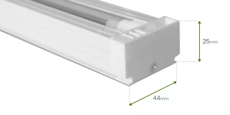 Zdjęcie techniczne przedstawiające profil aluminiowy stanowiący główną szynę montażową (karnisz), na której opierają się żaluzje pionowe. Biała szyna o gładkiej powierzchni ukazana jest w perspektywie, co pozwala na dokładne zobaczenie jej przekroju poprzecznego oraz zakończenia boczną zaślepką z tworzywa sztucznego. Na grafice naniesiono precyzyjne wymiary zewnętrzne profilu za pomocą zielonych strzałek pomocniczych i czarnych napisów. Wysokość szyny wynosi 25mm, natomiast jej szerokość to 44mm. Wewnątrz profilu widoczne są fragmenty mechanizmu sterującego, w tym aluminiowy trzpień odpowiedzialny za obracanie lamelami. Całość prezentuje kompaktową i estetyczną budowę górnego elementu konstrukcyjnego systemu, jakim są żaluzje pionowe, na tle czystej bieli.