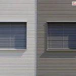 Nowoczesna fasada wykonana z blachy w dwóch odcieniach: białym po lewej i srebrnym po prawej. Umieszczone w każdej części elewacji okna osłonięte zostały żaluzjami fasadowymi C80 ze skrzynkami podtynkowymi, dopasowanymi do koloru elewacji, dzięki czemu z daleka okna pozostają niemalże niewidoczne.