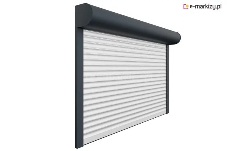 Zewnętrzna roleta zewnętrzna SKP skrzynia półokrągła PA43 - osłona elewacyjna z aluminiowym pancerzem i okrągłą kasetą montowaną natynkowo na elewacji budynku. Skrzynka w zaokrąglonym kształcie pełni funkcję estetyczną i osłania zwinięty pancerz. System zapewnia skuteczną ochronę przeciwsłoneczną, termiczną oraz zwiększa prywatność i bezpieczeństwo wnętrz. Widoczna cała konstrukcja rolety.