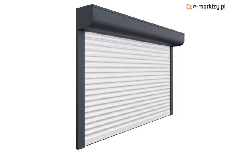 Zdjęcie przedstawia zewnętrzną roletę natynkową z aluminiowym pancerzem i skrzynią w kształcie ćwierćokrągłym. Widoczny pancerz jest częściowo wysunięty z kasety, a po bokach zamontowane są prowadnice prowadzące. Kaseta o zaokrąglonym profilu montowana jest na elewacji budynku i chroni mechanizm zwijający. Roleta zapewnia skuteczną ochronę termiczną, przeciwsłoneczną i akustyczną, z możliwością zastosowania napędu ręcznego lub elektrycznego.