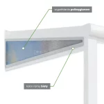 Prezentacja techniczna elementu uzupełniającego do zadaszeń tarasowych z serii Lunaro, w postaci bocznego klina montażowego z ramą w kolorze białym. Grafika w przejrzysty sposób ilustruje funkcję elementu, jakim jest zabudowa trójkątnej przestrzeni między spadzistym dachem a elewacją budynku, co znacząco podnosi szczelność konstrukcji przed opadami atmosferycznymi oraz podmuchami wiatru. Ramę wykonano z wysokiej jakości aluminium malowanego proszkowo na kolor biały, co zapewnia harmonijne dopasowanie do jasnych elewacji oraz białej kolorystyki stelaży zadaszeń. Wypełnienie stanowi wielokomorowy panel z poliwęglanu, charakteryzujący się trwałością oraz doskonałą transmisją światła dziennego, co zapobiega zaciemnieniu strefy przylegającej bezpośrednio do ściany domu. Na obrazie zastosowano oznaczenia w formie etykiet, które precyzyjnie identyfikują kluczowe cechy produktu, takie jak materiał wypełnienia oraz wykończenie kolorystyczne ramy, ułatwiając klientom wybór odpowiedniego akcesorium. Zdjęcie w sposób czytelny prezentuje sposób osadzenia klina w systemie Lunaro, eksponując precyzję wykonania profilowanych krawędzi oraz łatwość integracji z pionowym słupem nośnym, co potwierdza wysoką estetykę i modułowość całego systemu osłonowego.