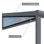 Wizualizacja techniczna bocznego klina uszczelniającego przeznaczonego do systemów zadaszeń tarasowych Lunaro, przedstawiona w wariancie wykończeniowym z ramą w kolorze czarnym. Element ten pełni funkcję wypełnienia przestrzeni pomiędzy pochyłym dachem zadaszenia a płaszczyzną ściany budynku, skutecznie osłaniając strefę pod zadaszeniem przed niekorzystnym wpływem wiatru oraz opadów atmosferycznych. Konstrukcja ramy została wykonana z trwałego profilu aluminiowego, który dzięki czarnej powłoce malowanej proszkowo stanowi nowoczesny akcent architektoniczny, doskonale współgrający z ciemniejszymi odcieniami konstrukcji nośnej tarasu. Wewnątrz ramy umieszczono panel z wielokomorowego poliwęglanu, którego struktura zapewnia optymalny balans między przepuszczalnością światła a wytrzymałością mechaniczną. Grafika opatrzona jest czytelnymi etykietami informacyjnymi, które precyzyjnie wskazują na zastosowane materiały wypełniające oraz kolorystykę ramy, co pozwala klientowi na łatwą weryfikację specyfikacji technicznej produktu. Całość ukazuje sposób, w jaki klin integruje się z profilem dachu i słupem nośnym, ilustrując dbałość o detale montażowe oraz spójność wizualną całego systemu osłonowego Lunaro.
