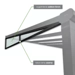 Wizualizacja produktowa przedstawia fragment bocznej konstrukcji nowoczesnego zadaszenia tarasowego z zamontowanym klinem szklanym. Główna, aluminiowa konstrukcja zadaszenia wraz z masywnym słupem nośnym i poziomymi profilami dachowymi wykończona jest w jasnoszarym, matowym kolorze. Pod ukośną belką dachową zamontowano trójkątny element boczny, czyli tak zwany klin szklany, którego rama wyraźnie kontrastuje z resztą konstrukcji. Od elementów klina odchodzą dwie zielone linie pomocnicze zakończone białymi okręgami, prowadzące do szarych pól tekstowych z opisami technicznymi. Górna linia wskazuje na przezroczystą powierzchnię klina, a powiązany z nią podpis brzmi „wypełnienie szkłem 6mm”. Dolna linia celuje bezpośrednio w ciemny profil konstrukcyjny elementu, a tekst w ramce informuje: „kolor ramy czarny”. Sam klin szklany jest podzielony pionowym profilem na dwie sekcje: mniejszą o kształcie zbliżonym do trapezu po lewej stronie oraz dłuższą, ostro zwężającą się ku głębi zadaszenia po prawej stronie.
