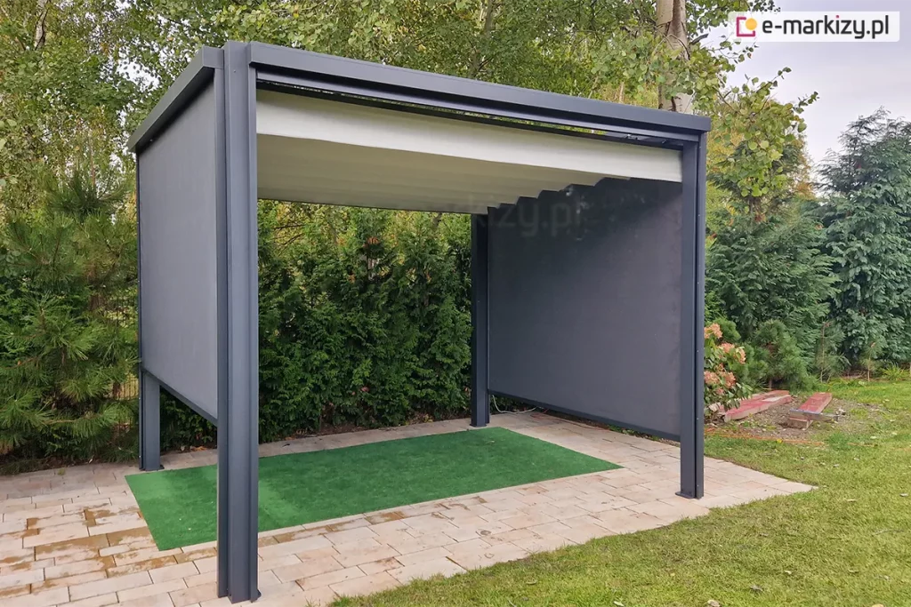 Pergola z dachem rzymskim materiałowym oraz opuszczonymi reflekolami w prowadnicach zamontowanych po bokach