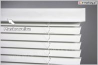 Drewniana maskownica żaluzji w kolorze białym z boczkiem z prawej strony ukrywa aluminiową belkę górną i stanowi element dekoracyjny