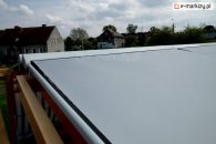 Pomiędzy krawędzią prowadnicy a brzegiem tkaniny widoczna około 2 cm przerwa