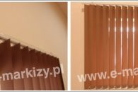 Brązowa żaluzja vertical - zbliżenie na karnisz