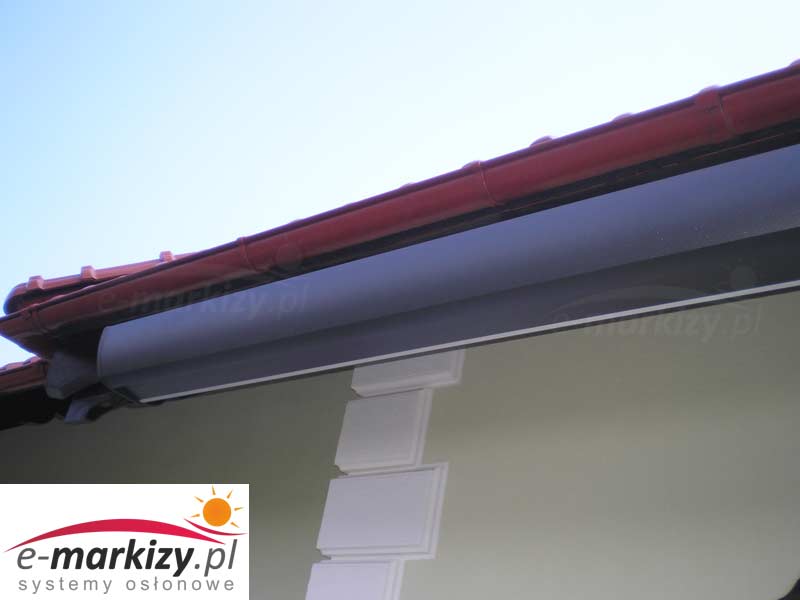 Terrassenmarkise Korsika, Dachsparrenmontage, Dachhalterung, Befestigung der Markise in einer Kassette, Markise mit Kassette, Markise mit Elektroantrieb
