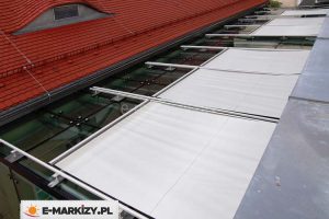 System modułowy składający się z kilkunastu refleksoli poziomych veranda na oszklonym dachu