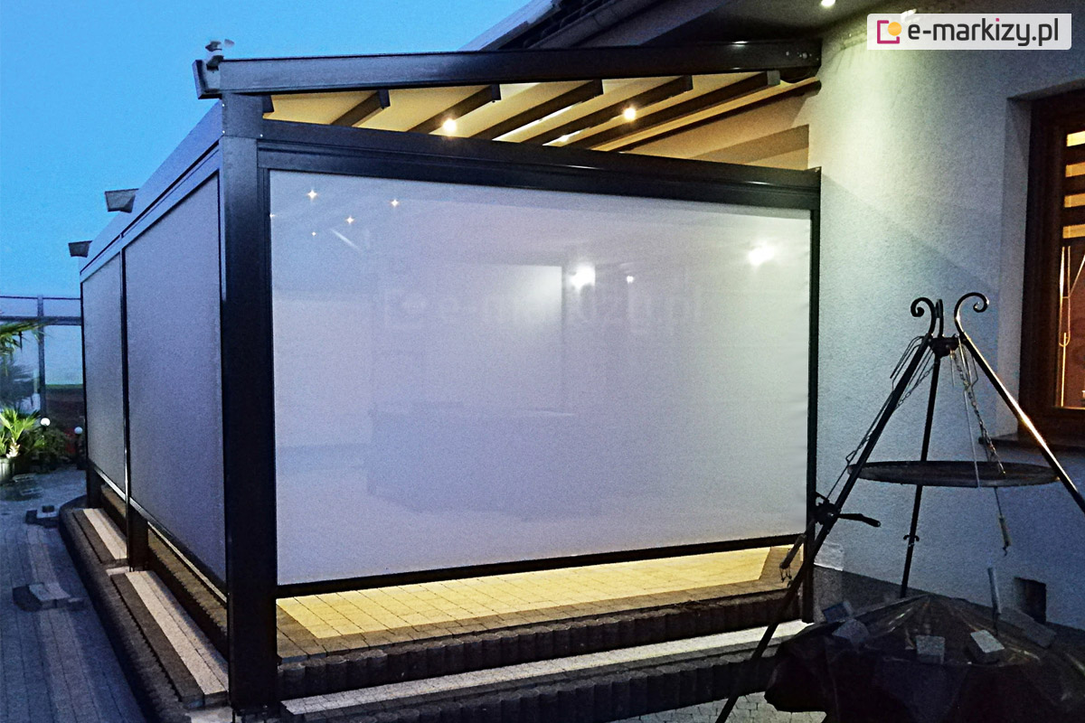 Ogród zimowy square firmy mol z zabudową refleksolami i ciepłym oświetleniem led na belkach przeciwwietrznych