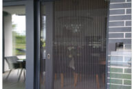 Moskitiery drzwiowe Zig-Zag montowane na drzwiach przesuwnych w kolorze antracytowym