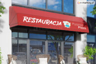 Czerwona markiza koszowa prosta z nadrukiem reklamowym restauracji Pyszna Pizza