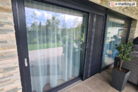 Moskitiera rolowana na drzwi tarasowe click rol może zostać otwarta tylko na części otworu balkonowego