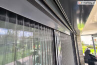 Profil górny moskitiery drzwiowej click rol ukrywa prowadnice i zapewnia elegancki wygląd całego okna