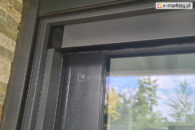 Prowadnice moskitiery click-rol zamontowane do ramy okna posiadają magnesy