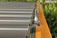 Belka pergoli z zamontowanym silnikiem elektrycznym poruszającym układ przesuwny dachy z lameli aluminiowych
