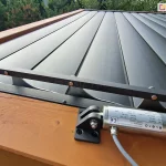 Mocowanie silnika napędowego dachu SB400 do belki pergoli oraz układ przesuwny lameli aluminiowych