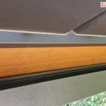 Pergola drewniana z rynna umiejscowiona pod krawędzią dachu lamelowego do skutecznego przechwytywania wody