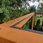 Pergola drewniana z zamontowanymi listwami montażu paneli dachu SB400MD wraz z listwa uszczelniającą