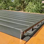 Pergola z szczelnym zadaszeniem stworzonym z lameli aluminiowych ustawianych mechanizmem przesuwnym