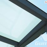 Aluminiowa konstrukcja zadaszenia w kolorze antracytowym z dachem ze szkła matowego