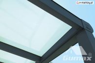 Aluminiowa konstrukcja zadaszenia w kolorze antracytowym z dachem ze szkła matowego