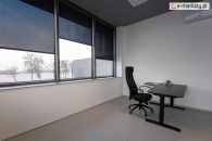 Okna w biurze z roletami wewnętrznymi screen