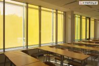 Jasna przezierna tkanina refleksola chroni przed słońcem nie zaciemniając sali wykładowej