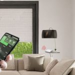 Centralka YOODA Smart Home to urządzenie umożliwiające sterowanie dwukierunkowymi i jednokierunkowymi produktami marki YOODA i Cortino z poziomu smartfona lub tabletu