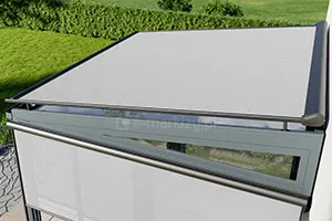 Modułowo połączone rolety poziome Veranda zakrywające duże świetlik dachowy. Jasna pomarańczowa tkanina zapewnia stały dopływ światła