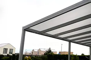Aluminiowe zadaszenie tarasowe z dachem wykonanym z poliwęglanu komorowego nieprzejrzystego