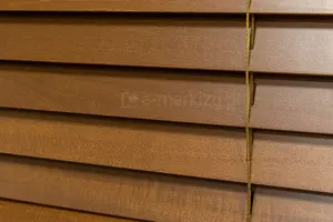 Drewniane lamele żaluzji poziomych z naturalnymi cechami drewna takimi jak słoje oraz różnice odcieni