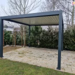 Aluminiowa konstrukcja pergoli SB350 w kolorze antracyt i dach lamelowy złożony