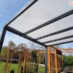 Konstrukcja aluminiowa zadaszenia z panelami dachu z poliwęglanu osadzonymi na belkach wspierających